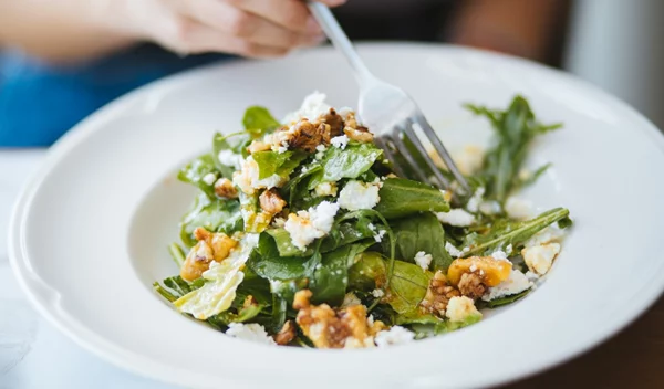 Η σαλάτα που τα έχει όλα: Πώς να φτιάξεις το πιο υγιεινό και πλήρες γεύμα της ημέρας