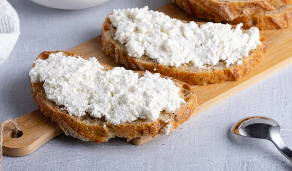 Γιαούρτι vs. cottage cheese: Ποιο είναι το καλύτερο για πρόσληψη πρωτεΐνης;