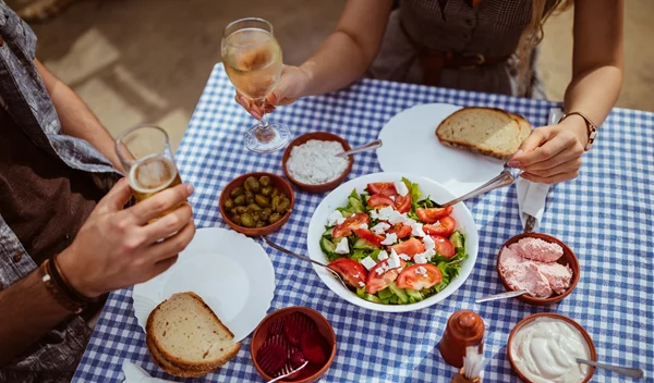 Έντονο φούσκωμα; Αυτό το φρούτο "σπάει" τις πρωτεΐνες - αρκεί για πιο εύκολη πέψη