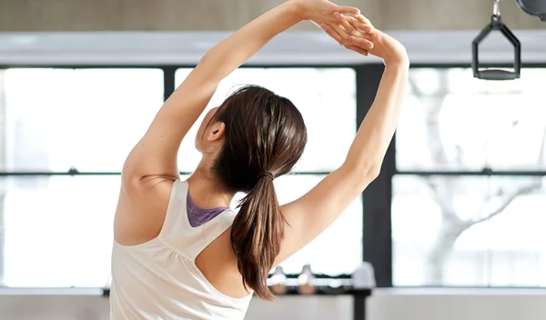 Πόνος στον αυχένα από κακή στάση: 5 ασκήσεις για να το διορθώσεις