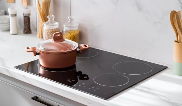 Πώς να καθαρίσεις τις κεραμικές εστίες με φυσικό τρόπο; H DIY πάστα με μόλις 3 υλικά