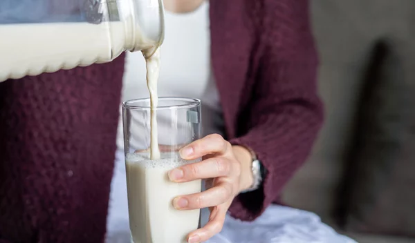 Κατσικίσιο vs. αγελαδινό γάλα: Δες τις διαφορές και μάθε ποιο ταιριάζει καλύτερα σε σένα