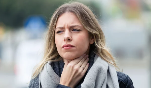 Λαρυγγίτιδα: Τι είναι, τα συμπτώματα και η αντιμετώπιση