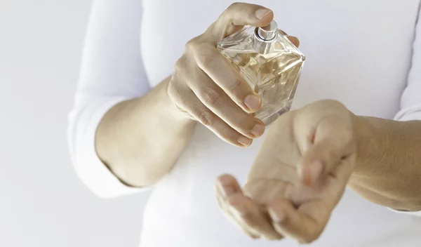 Τα πιο θηλυκά κι αισθησιακά αρώματα του φετινού φθινοπώρου