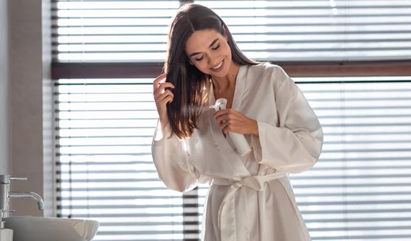 Αυτά είναι τα hair mists που θα χαρίσουν ένα ανάλαφρο άρωμα φρεσκάδας στα μαλλιά σου