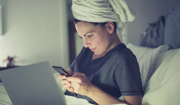 Κάνει να κοιμάμαι με βρεγμένα μαλλιά; Οι πιθανές "παρενέργειες"