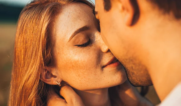 Γιατί φιλιόμαστε; Τι απαντά η επιστήμη;