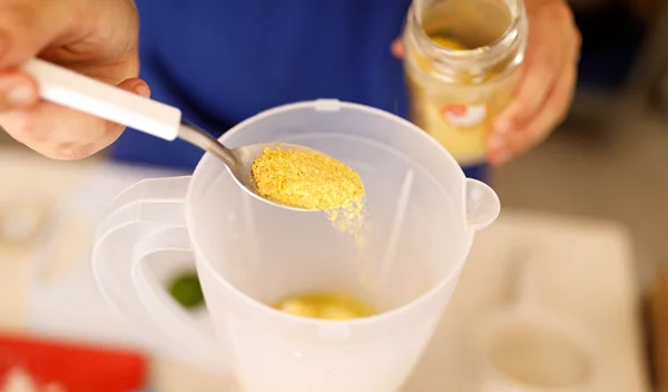 Διατροφική μαγιά: Τι σου προσφέρει το "τυρί" των vegan και πώς θα το καταναλώσεις