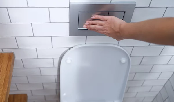 1 στους 5 αρνείται να πάει τουαλέτα στη δουλειά: Ποιοι αντιμετωπίζουν μεγαλύτερο πρόβλημα;