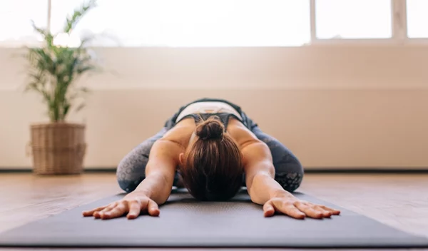 3 εύκολες διατάσεις για να σταματήσει ο πόνος στην πλάτη