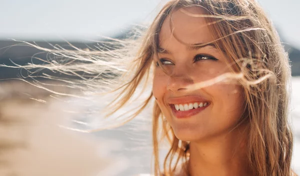 Dreamy hair: 5 SOS tips για να προστατεύσεις αποτελεσματικά τα μαλλιά σου στις διακοπές