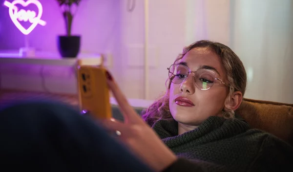 Προτιμάς να στέλνεις μήνυμα αντί να κάνεις κλήσεις; Τι λέει για σένα η ψυχολογία