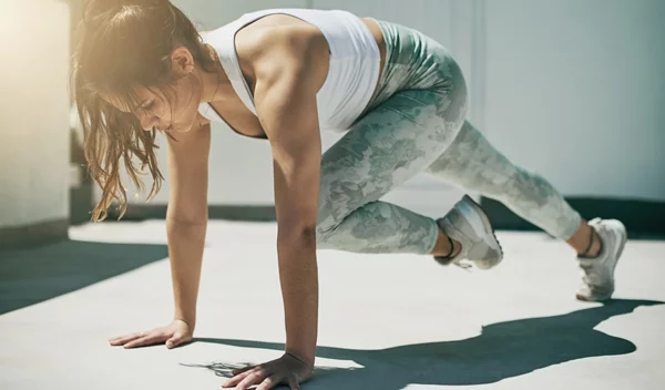 Πώς να κάνεις mountain climbers: τεχνική, οφέλη και παραλλαγές