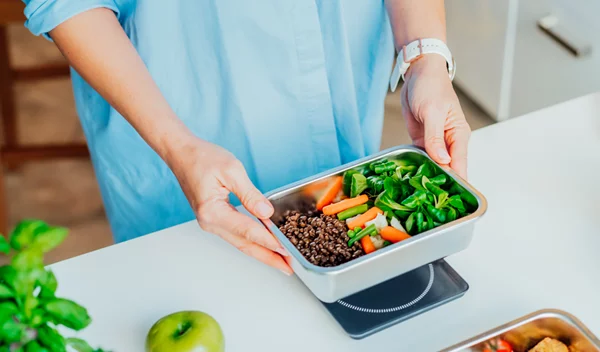 Πρόγραμμα διατροφής με γεύματα που μπορείς εύκολα να μεταφέρεις στο γραφείο ή να παραγγείλεις απέξω