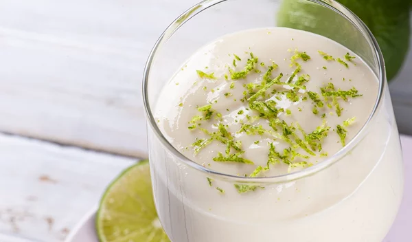 Δροσιστικό επιδόρπιο: Lemon posset με 3 υλικά