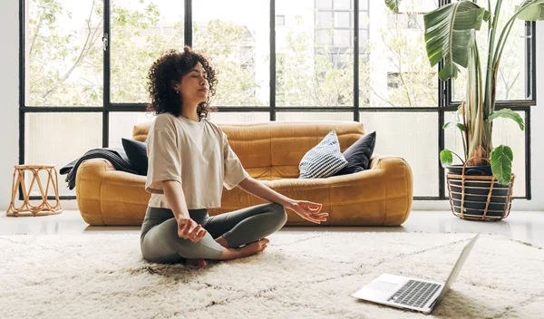 Τι να δοκιμάσεις λίγο πριν από τον διαλογισμό για να χαλαρώσεις ακόμη περισσότερο