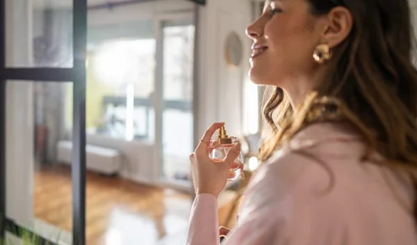 Πώς να κάνεις το άρωμά σου να διαρκεί όλη μέρα