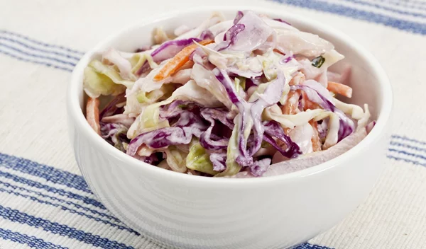 Λάχανο σαλάτα με τζίντζερ + σουσάμι: Η viral συνταγή που θα λατρέψεις αυτή τη σεζόν