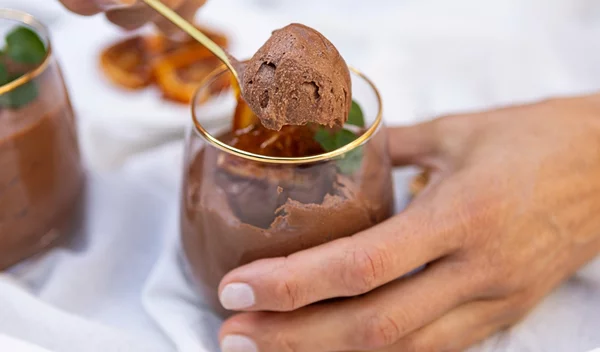 Το πιο εύκολο γλύκισμα στο σύμπαν: Κρέμα κακάο χωρίς ζάχαρη, με γιαούρτι και σιρόπι σε 5’