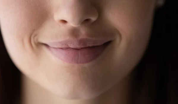 3 τρόποι που θα σε βοηθήσουν να "σβήσεις" τις ρυτίδες γύρω από το στόμα