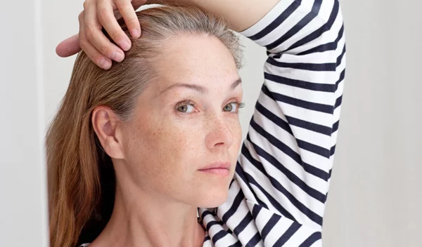 Βαρέθηκες να βάφεις τα μαλλιά σου; 3 τρόποι μια ομαλή μετάβαση στο φυσικό γκρι χρώμα