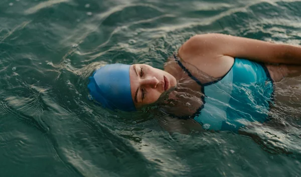 Πονάς στον ώμο, το γόνατο, το ισχίο ή τη μέση; Δες ποιο στιλ κολύμβησης είναι κατάλληλο για εσένα