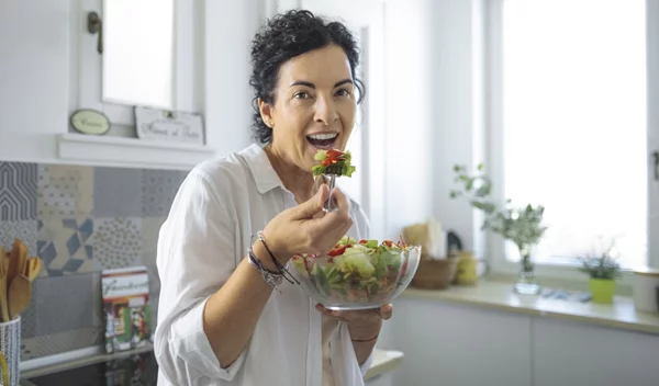 Διατροφή στην εμμηνόπαυση: Πού χρειάζεται να δώσεις προσοχή;