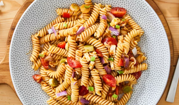 Η πιο νόστιμη πρωτεϊνούχα σαλάτα με ζυμαρικά για το σημερινό meal prep