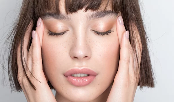 Θες εφέ "brow lift"; 3 φυσικές μέθοδοι για ανυψωμένα φρύδια