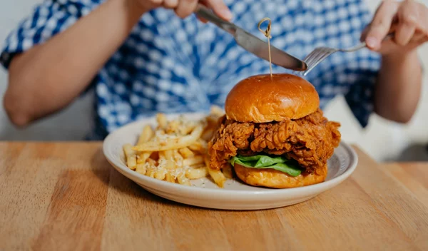 Τα υπερβολικά επεξεργασμένα τρόφιμα αυξάνουν τον κίνδυνο καρδιαγγειακών νοσημάτων