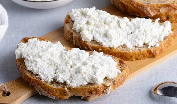 Τρως cottage cheese για πρωτεΐνη; Ξανασκέψου το – Δες ποιο τρόφιμο το ξεπερνά
