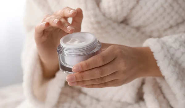 6 δροσερές κρέμες ματιών που προσφέρουν εφέ lifting στην περιοχή