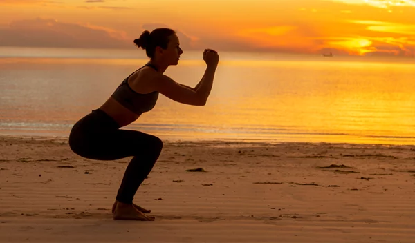 Δύο ασκήσεις με το βάρος του σώματος για κοιλιά και γλουτούς