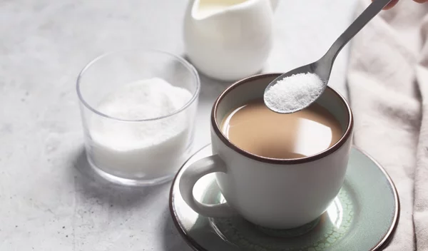 Αντί για ζάχαρη: Τι προτείνουν οι έρευνες για φυσική εναλλακτική στον καφέ σου (δεν είναι το μέλι)