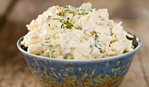 Σαλάτα με σέλερι, μήλο και χουρμάδες: Το τέλειο γεύμα για κάθε στιγμή της ημέρας