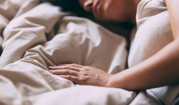 Βροχή: Μας βοηθάει ο ήχος της όντως να κοιμηθούμε;