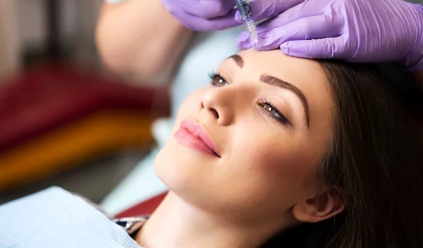 Botox: Όσα πρέπει να γνωρίζεις για τη δημοφιλέστερη θεραπεία κατά των ρυτίδων