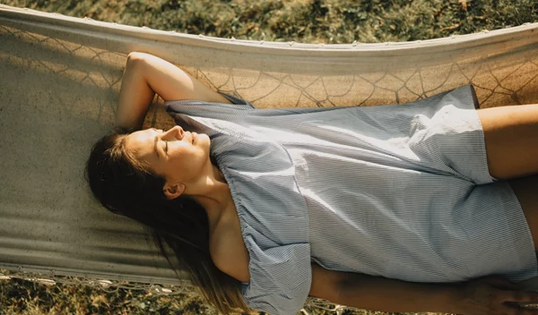 Μεσημεριανή σιέστα: Μια λατρεμένη παράδοση για την αντιμετώπιση της ζέστης