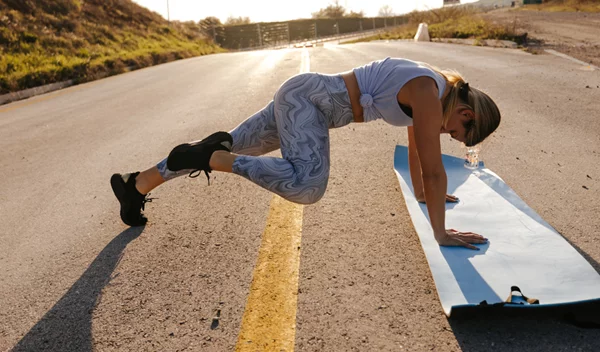 Οι 2 κορυφαίες ασκήσεις στο σπίτι για γράμμωση σε γλουτούς και πόδια
