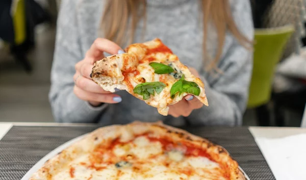 Τι είναι η σειριακή εξάρτηση; Το φαινόμενο που κρύβεται πίσω από τα αγαπημένα σου φαγητά