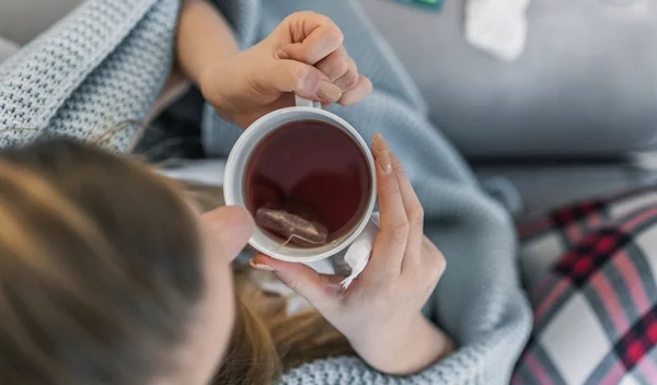 10 τρόποι να ανακουφίσεις τον πονόλαιμο (γιατί οι ιώσεις ξεκίνησαν!)