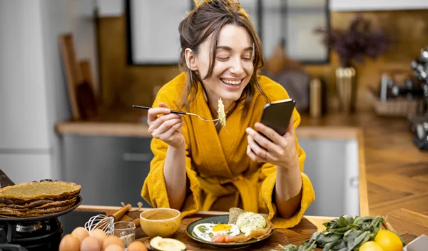 Πρέπει να τρώμε πρωινό; Αν δεν πεινάω το πρωί, είναι "υποχρεωτικό" ή δεν πειράζει να το παραλείψω;