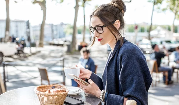 Το εύκολο lip combo που θα σε κάνει να δείχνεις σαν κομψή Παριζιάνα