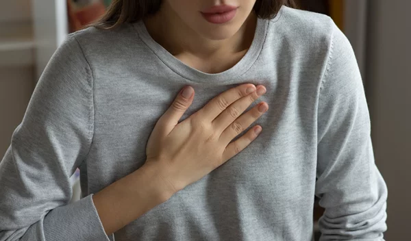 Κάψιμο στο στήθος: Είναι καούρα ή κάτι πιο σοβαρό; Πώς να το αναγνωρίσεις;