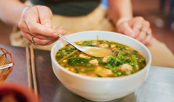 Mindful eating: Τι σημαίνει "τρώω ενσυνείδητα" και πώς θα μάθω να το κάνω;