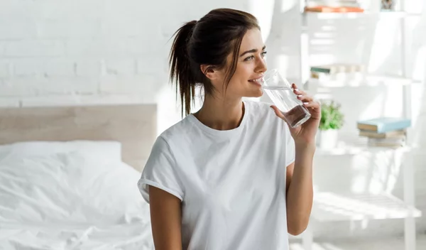 Νερό το πρωί με άδειο στομάχι: Είναι μια συνήθεια με οφέλη;