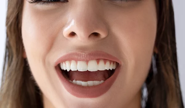 Μαύρα στίγματα στη μύτη: Εύκολη ρουτίνα για να φύγουν οι έντονουι πόροι