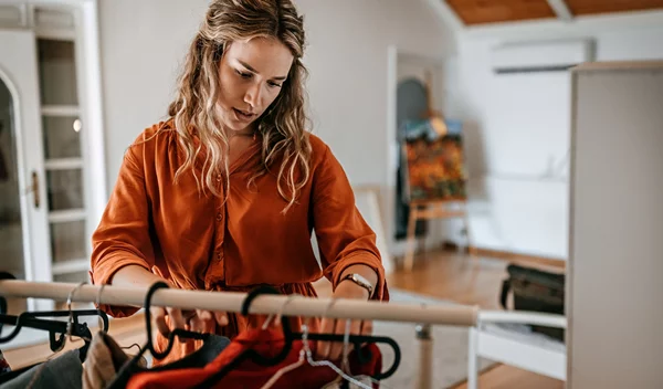 Πόσες φορές μπορούμε να φορέσουμε τα ίδια ρούχα χωρίς να τα πλύνουμε;