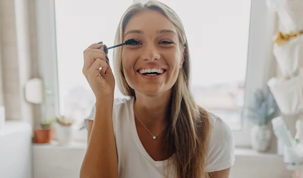 Οι καλύτερες mascaras για βλεφαρίδες που μοιάζουν με ψεύτικες