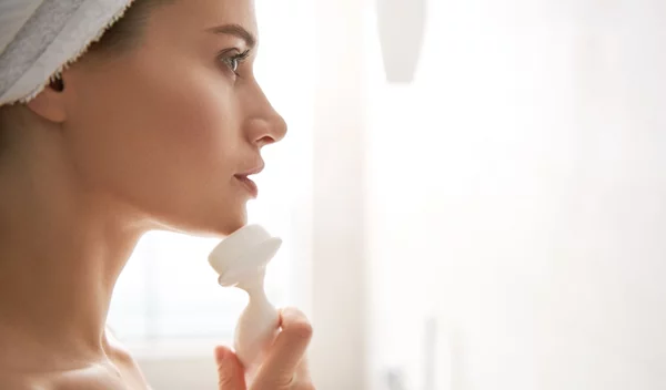 Face brushing: Όλα όσα πρέπει να γνωρίζεις για το ξηρό βούρτσισμα προσώπου